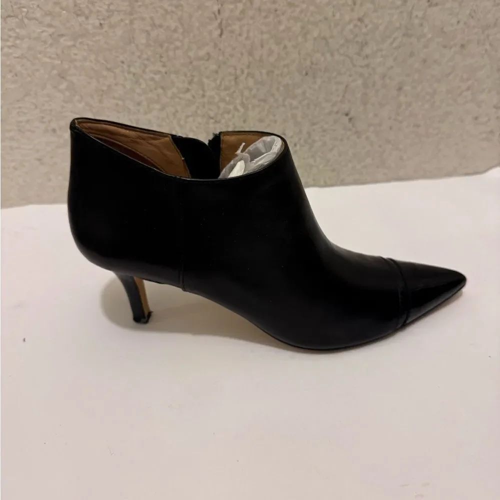 Trotters Black Heeled Ankle Boots size 6 N
